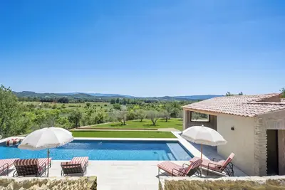 Image de villa 5 chambres, piscine chauffée, pool house avec cuisine d’été et vue Luberon
