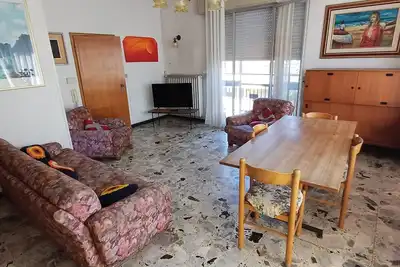 Image de Spacious apartment in a central location, less than a 5-minute walk from the beach