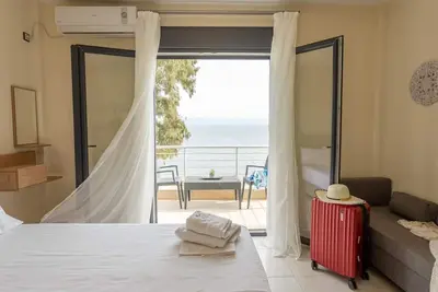 Image de BlueWaves hotel has 5 privete villas, studios & apartments in frond of the see.