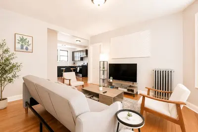 Image de Cozy 1br Near Loyola University • Fast WiFi • Walk to Dining & Transit