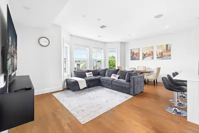 Image de East Boston Penthouse with Views 2 Br, 2ba