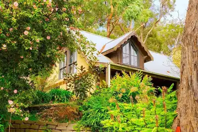 Image de Myrtle Loft - Sun-Kissed Forest Garden, Emerald