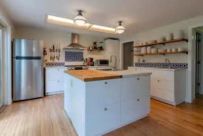 Image de Charming Matunuck Artist Retreat | Private Yard, Screened Porch & Pet-Friendly Beach Getaway