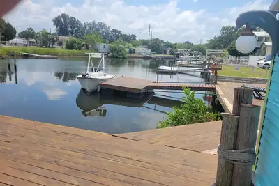 Image de 2-bed house with central Ac in charming Hudson canal to gulf in minutes.