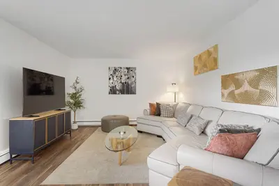 Image de 2br/1ba Apt w/ Modern Amenities Rogers Park + Free Parking