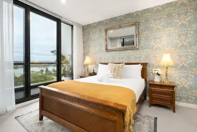 Image de Lakefront Modern Luxury - Paris Meets Canberra