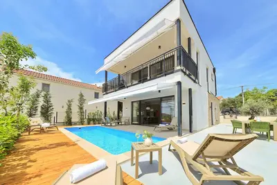 Image de Luxurious home in Pakostane
