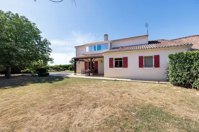 Image de Gîte « Le Vieux Chêne » avec piscine partagée!
