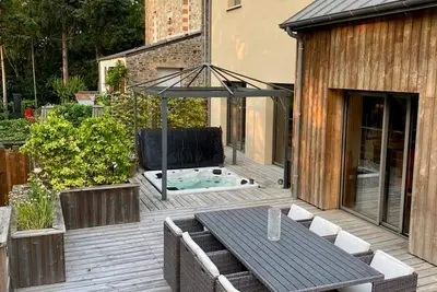 Image de Maison en Bordure de Rivière avec Jacuzzi