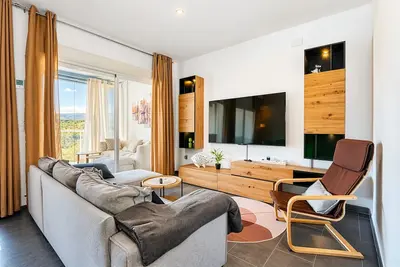 Image de Maison de vacances 'Empedrola' avec vue montagne, piscine partagée et Wi-Fi