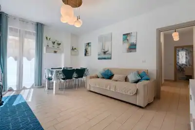 Image de Maison de vacances « Appartement pour 6 personnes près de la mer » avec balcon, Wi-Fi et climatisation