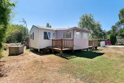 Image de Mobil-home « Maison sur terrain de loisir » avec terrasse et jardin