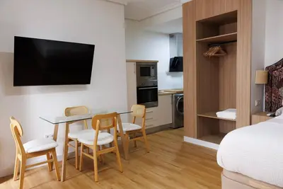 Image de Loft de luxe élégant avec balcon dans le quartier Alfalfa de Séville
