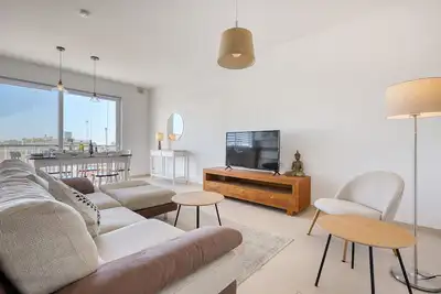 Image de Bright & airy 3 bedroom flat with balcony Lagi1-1