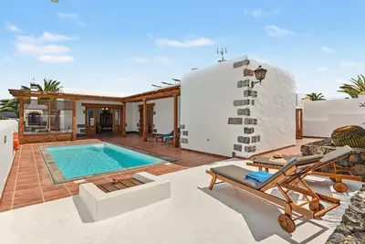 Image de Villa de vacances « Villas Yaiza Buenlugar » avec vue mer, piscine privée et Wi-Fi