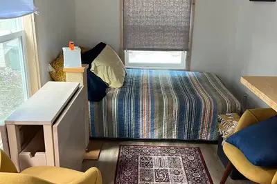 Image de Cozy detached tiny cottage retreat — Walk to Tom Petty Park