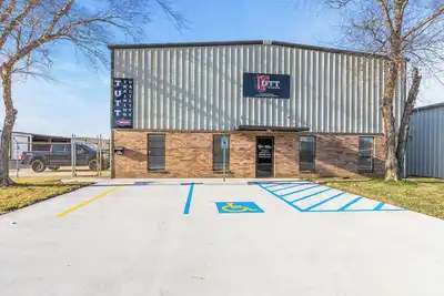 Image de 3-bedroom building Great for Team Travel with Training Facility sleeps 16