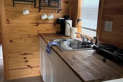 Image de Adorable 1-bedroom Tiny Home Cottage with Ac in charming Alexandria