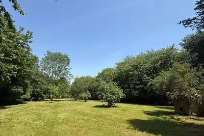 Image de Immense jardin arboré, maison de caractère. Idéale en famille ou entre amis.