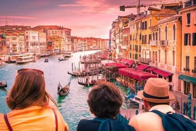 Image de Elegant Canal-View Apartment with Balconies Near St. Mark's Square