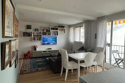 Image de Bel appartement parisien modern, baigné de lumière, spacieux et aéré.