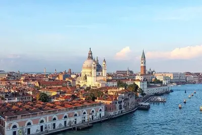 Image de Luxury Canal-View Apartment Overlooking San Trovaso Church & Gondola Yard