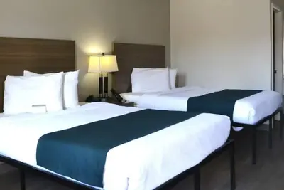 Image de 2 Accommodations 1. 3 Mi from Reflection Riding Arboretum | Pets Allowed
