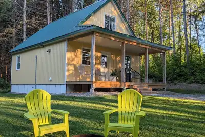 Image de Cosy on-farm Cottage near Hardwood Lake. Fire pit, hiking trails, Beach nearby