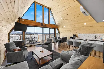 Image de Peak-A-View, a luxury custom A-Frame with panoramic views of Payette Valley.