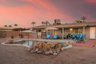 Image de Sleeps 10+ • Large Yard • Mountain Views • Pet Friendly • Quiet Neighborhood