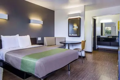 Image de 2 Charming Rooms w/ Kitchenette Near Restaurants | Steps to Big H Deli