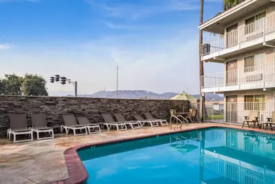 Image de 3 Welcoming Rooms Near American Armory Museum - 3. 4 miles | Onsite Outdoor Pool