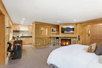 Image de Mandan Lower - King, Wood Burning Fireplace, Lower Level Sundance Cottage