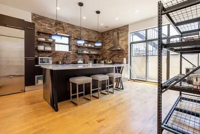 Image de Grand 5, 500 sq ft Pilsen home, 5br, sleeps 11, near downtown
