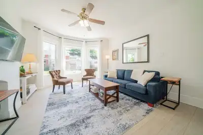 Image de Serene & Sunlit 2br Haven - 10 Mins to Downtown