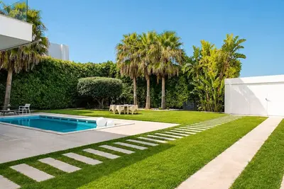 Image de Luxueuse villa contemporaine avec piscine privée à Tunis
