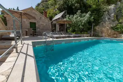 Image de Villa rustique et moderne avec piscine