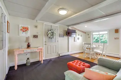 Image de Warwick Apt w/ Waterfront View, Walk to Marina!