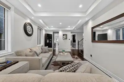Image de Luxury House, Bright & In Beautiful Neighbourhood!