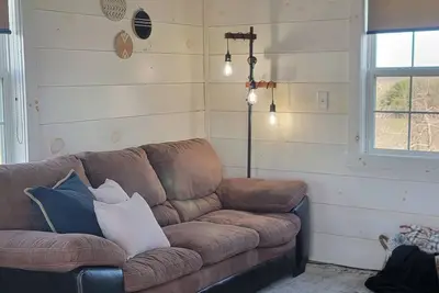 Image de Cozy 1 bedroom cabin residing in an apple orchard in New Philadelphia with Ac