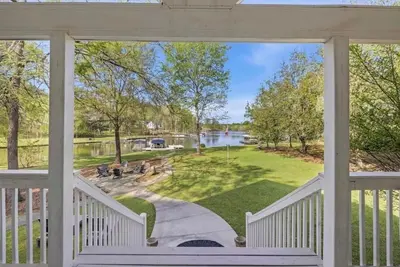 Image de Stunning lakefront views for a perfect sunset!