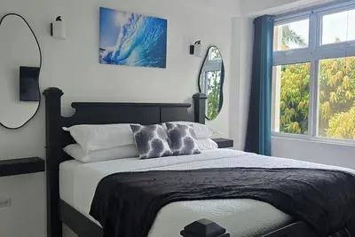 Image de Central 1-Br apartment with 24/7 security, pool, workspace in Kingston