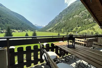 Image de Retraite familiale dans les Alpes avec vue sur les montagnes