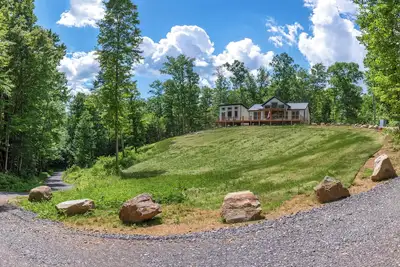 Image de Duck Dive Lodge – 2br + Loft | Private Indoor Pool, Hot Tub, Secluded Smoky Moun