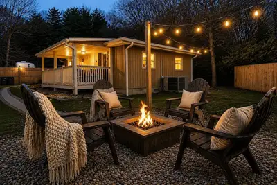 Image de Creekside Cottage between Pigeon Forge & Gatlinburg Theater Room, Fire Pit