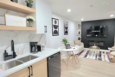 Image de Luxury 2 bedroom Suite, 15mins to Airport|Close to Banff, Free Parking