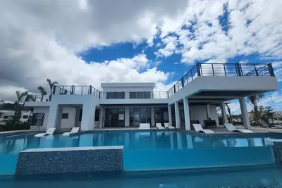 Image de Enjoyable modern 3-bedroom house with a tropical feel.