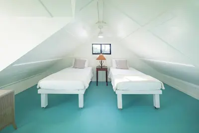 Image de Eden Historical home, restored with all modern amenities, 2 minute walk to beach