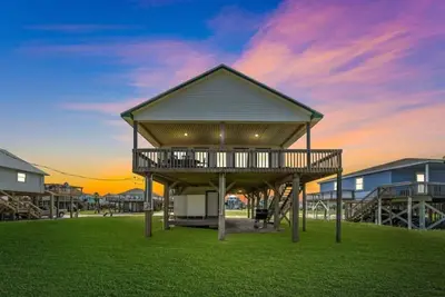 Image de Beach House with Ocean Views, Deck & Firepit