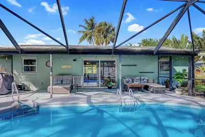 Image de Dog-Friendly home with quick access to the beach and downtown with heated pool.